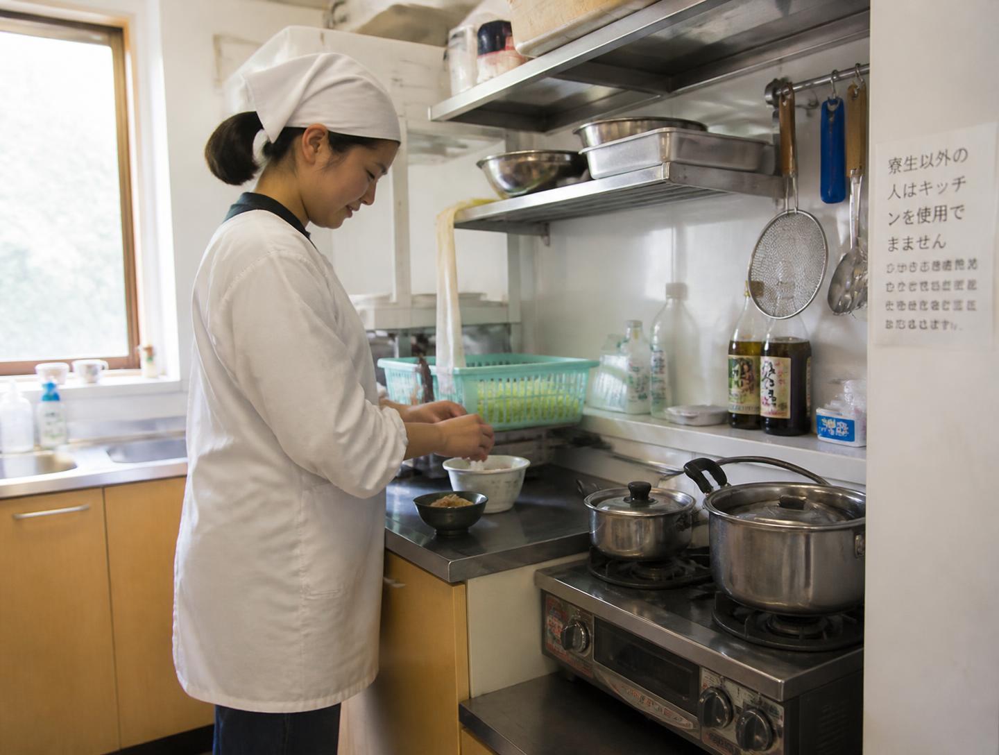 学生寮の食堂運営